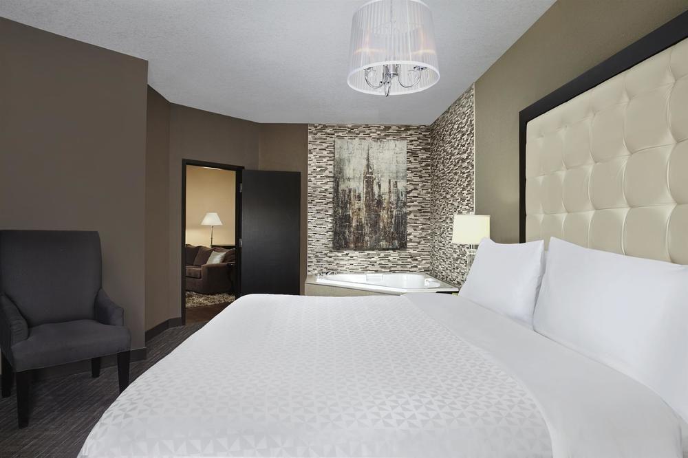 Four Points By Sheraton Hotel & Suites Calgary West Exterior photo