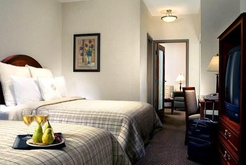 Four Points By Sheraton Hotel & Suites Calgary West Exterior photo