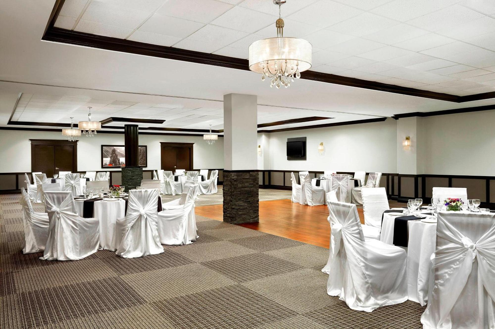Four Points By Sheraton Hotel & Suites Calgary West Restaurant photo